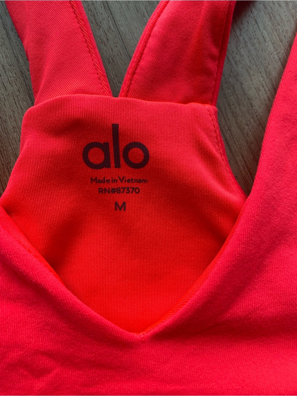 NWOT ALO Yoga Women's V-Neck Crop Sports Bra in Neon Coral - Picture 3 of 4